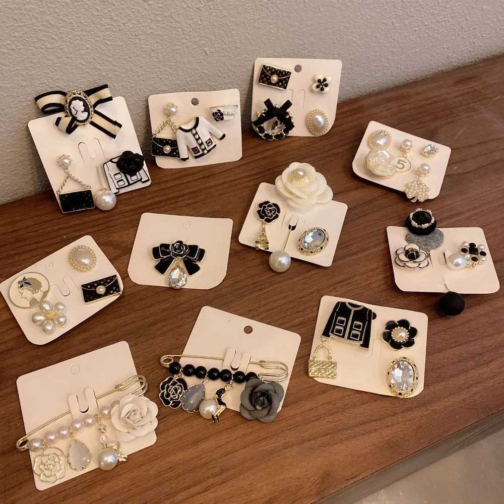 Luxury High-end Pearl Camellia Flower Brooch Womens French Bow Decoration Retro Lapel Pin for Backpacks Corsage Jewelry Accessories Y251111