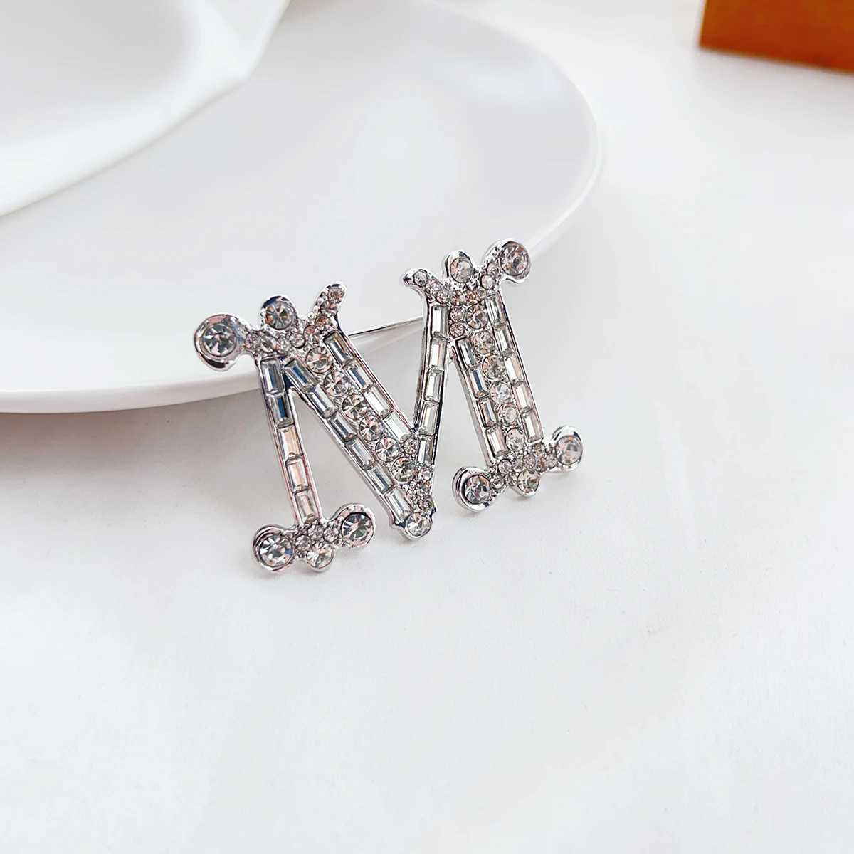 Luxury Light luxury senior sense English letters M glass zircon rhinestone corsage brooch womens pin Y251111