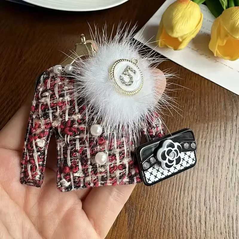 Luxury Creative Number 5 Black White Fabric Mink Hair Brooch Plush Clothes Bag Hat Pearl Corsage Brooches Coat Pendant for Women Gift Y251111