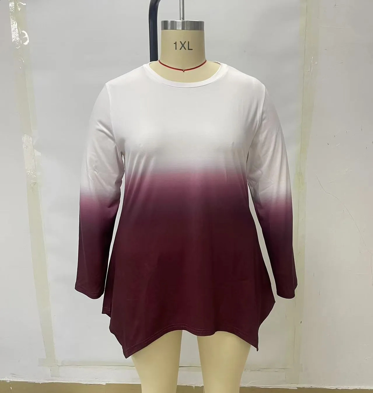 Size up gradient printed T-shirt suitable for womens casual round neck long sleeved top suitable for spring and autumn wear. 250410
