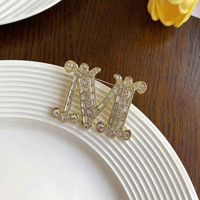 Luxury 1PC Fashion Cute Letter M Brooch Pin For Women Men Suit Collar Alphabet Initial Lapel Pin Wedding Party Jewelry Gift Y251111