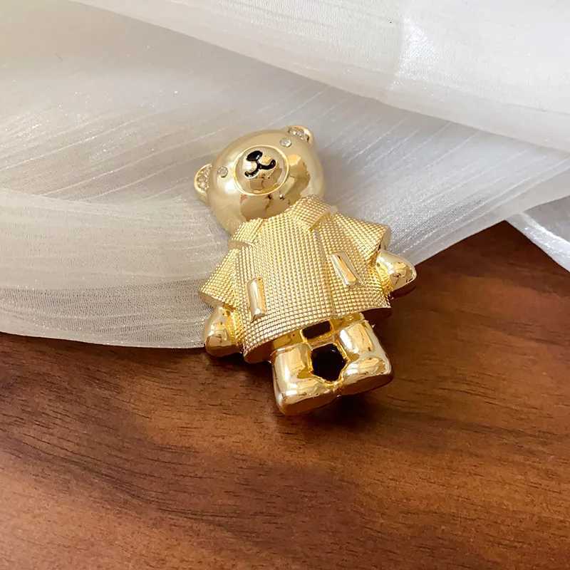 Luxury Rhinestones Dripping Bear Letter Brooches Luxury Cute Corsage Fashionable Personality Atmospheric Brooch Accessories for Women Y251111