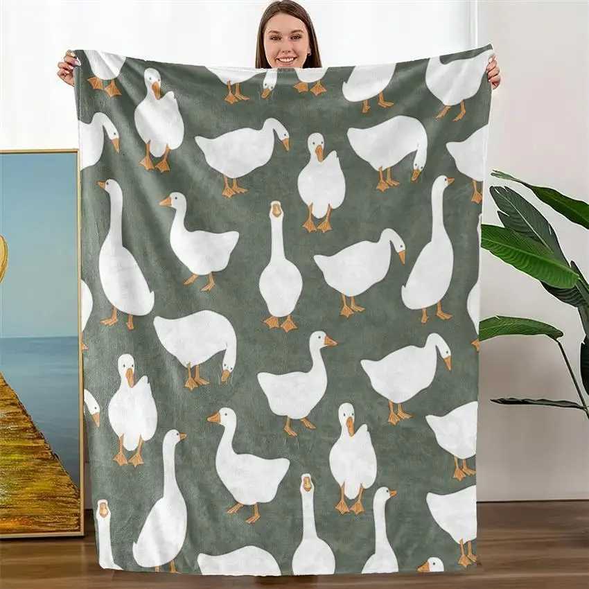 Luxuriously Soft Dark Green White Goose Blanket - Elegant Flying Geese Pattern All-Season Cozy Throw for Couch Bed Home Dec C251111