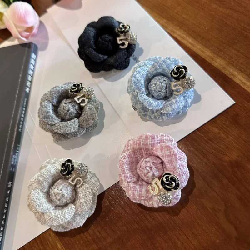 Luxury Elegant Fabric Camellia Flower Brooches for Women Fashion Crystal Corsage Lapel Pins Wedding Party Badge Clothing Accessories Y251111