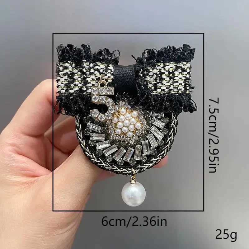 Luxury High-end Fabric Bow Brooches for Women Pearl Rhinestone Badge Sweater Suit Collar Pins Vintage Corsage Jewelry Accessories Y251111