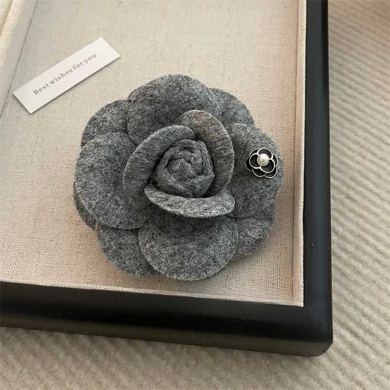 Luxury Korean Fabric Camellia Flower Brooches for Women Vintage Elegant Lapel Pins Scarf Buckle Sweater Badge Fashion Jewelry Gifts Y251111