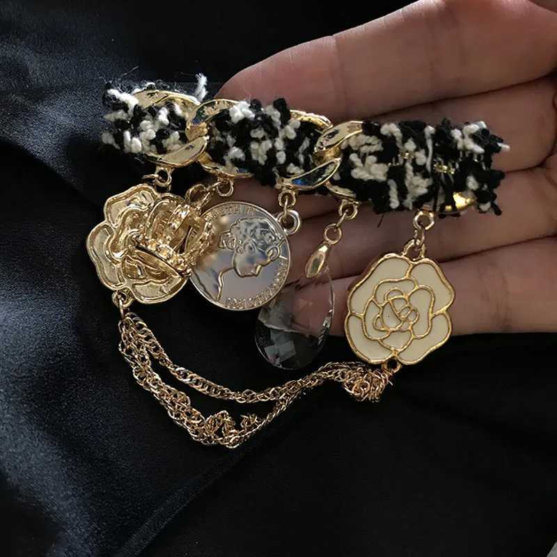 Luxury Vintage Handmade Small Fragrance Bow Crystal Brooch Pins for Women Pearl Fabric Tassel Chain Brooches Lapel Pin Girls Gifts Y251111