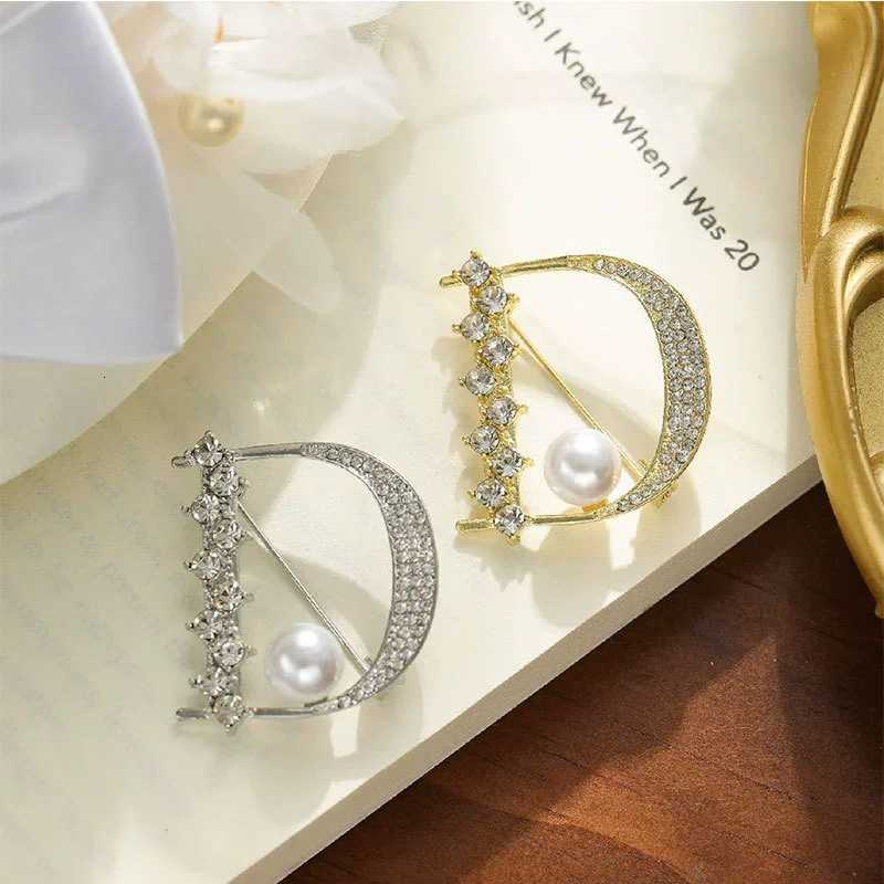 Luxury New Womens Light Luxury and High-end D Letter Zircon Brooch Pin Ins Design Coat Jacket Accessories Personalized Suit Corsage Y251111
