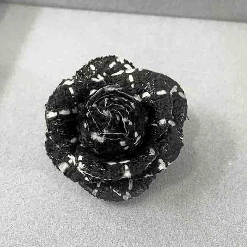 Luxury Camellia Womens Brooch Collar Flower Pins Retro Versatile Clothing Accessories Corsage Black and White Flowers Simple And Y251111