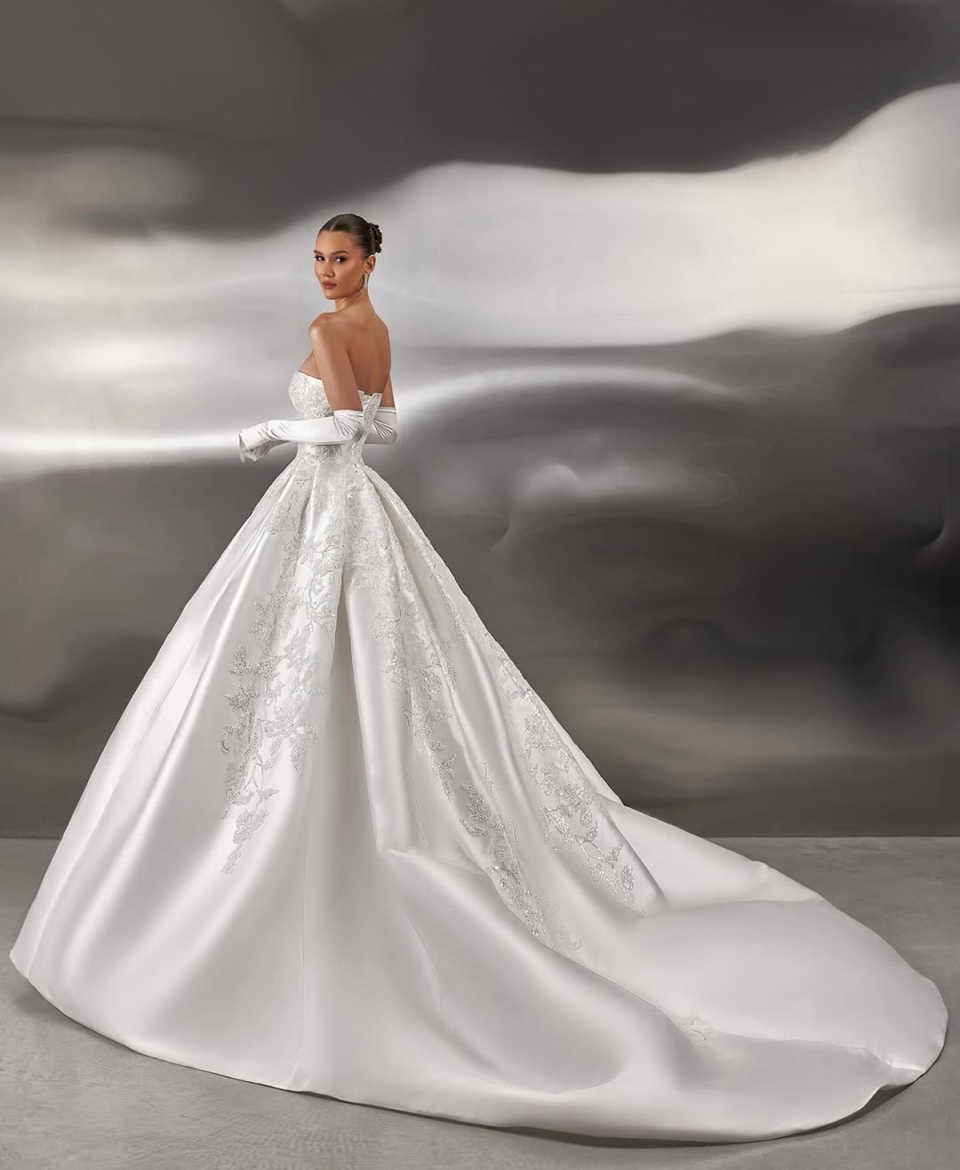 Elegant Beading A Line Wedding Dresses Strapless Sleeveless Bride Dress Exquisite Pleats Sweep Train Bridal Dress Customized
