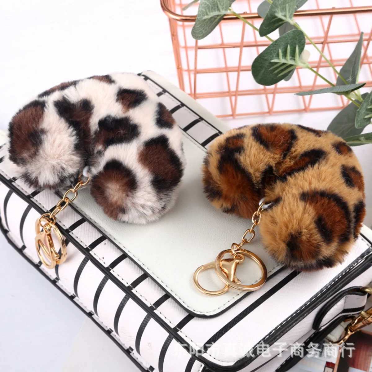 New heart-shaped plush serving keychain for womens Leopard Pompom Love Car keychain bag pendant serving keychain jewelry W250411