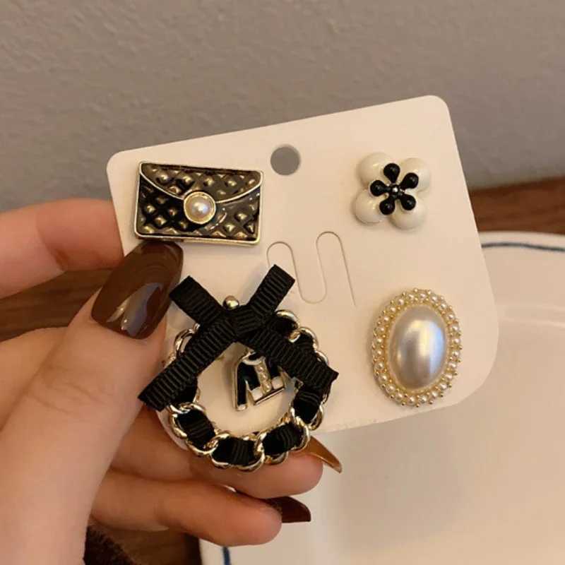 Luxury High-end Pearl Camellia Flower Brooch Womens French Bow Decoration Retro Lapel Pin for Backpacks Corsage Jewelry Accessories Y251111