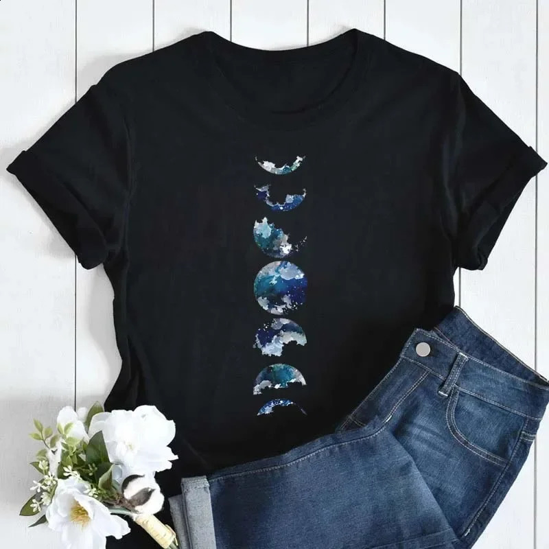 Large size Maycaur fashion retro moon print womens T-shirt casual short sleeved womens T-shirt cartoon graphic T-shirt 250410