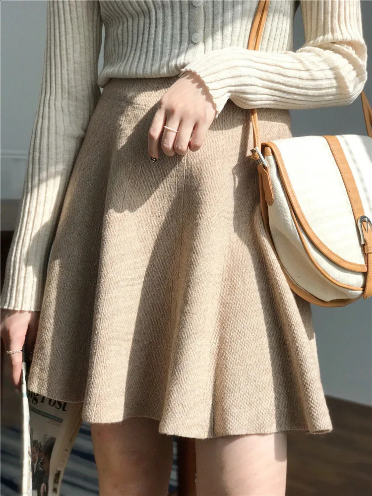 Knitted Mini Skateboard Womens High Waist Wrinkled Autumn Winter Street Clothing Solid Integrated 250407