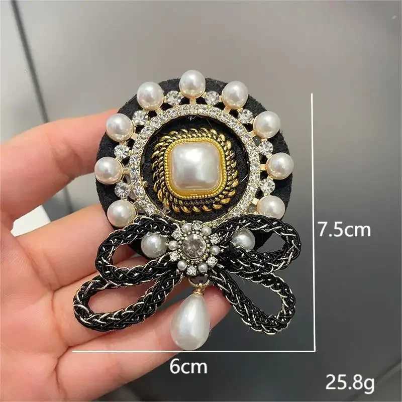 Luxury Retro Fabric Bow Tie British Style Collar Pins Crystal Pearl Brooches for Women Luxulry Jewelry Weding Party Badge Accessories Y251111