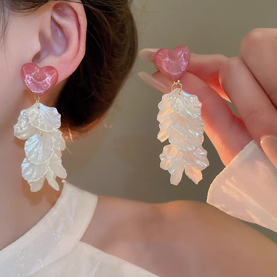 Chic Love Shell Design Tassel Earrings with Dangle Style