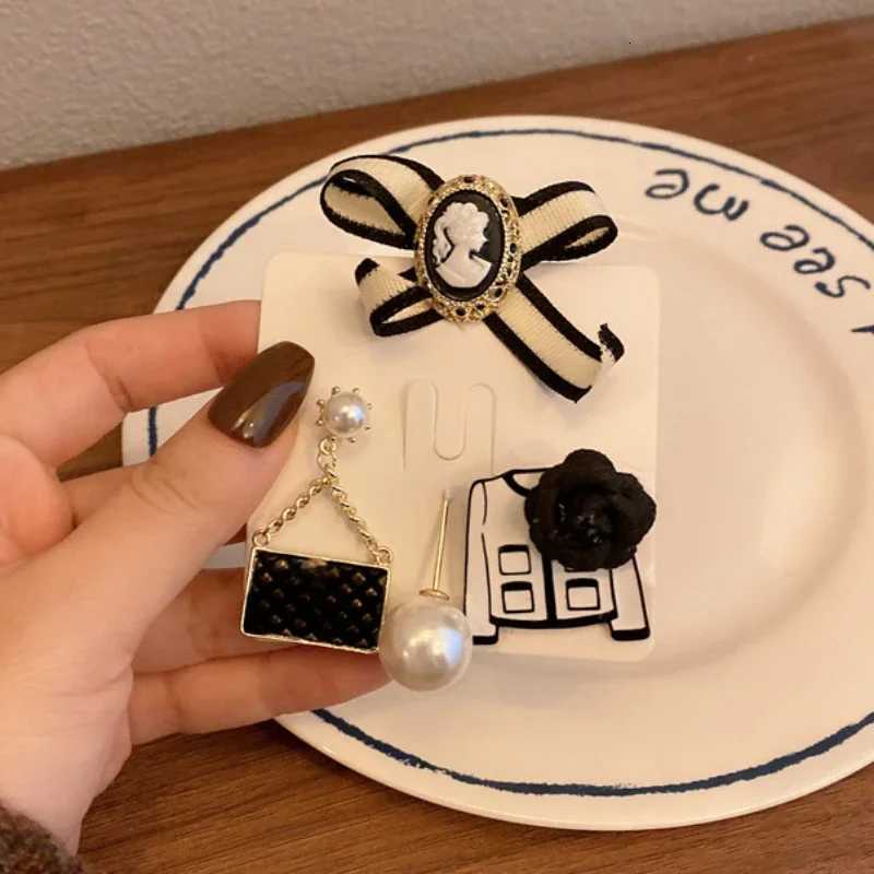 Luxury High-end Pearl Camellia Flower Brooch Womens French Bow Decoration Retro Lapel Pin for Backpacks Corsage Jewelry Accessories Y251111