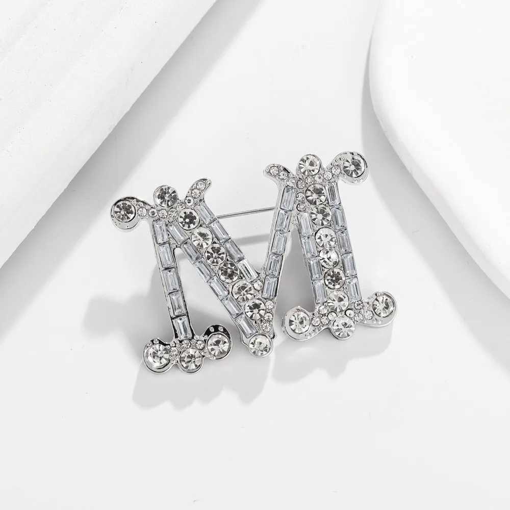 Luxury Trend Zircon Inlaid Letter M Brooch Charm Womens Brooch Fashion New Party Jewelry Accessories Gift Wholesale Y251111