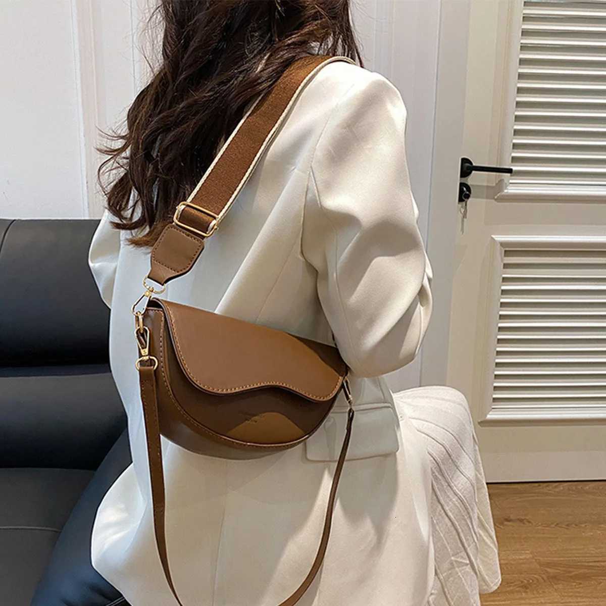 Casual Minimalist Ladies Crossbody Saddle Bag Fashionable Underarm Bag Trendy Shoulder Bag for WomenT251110