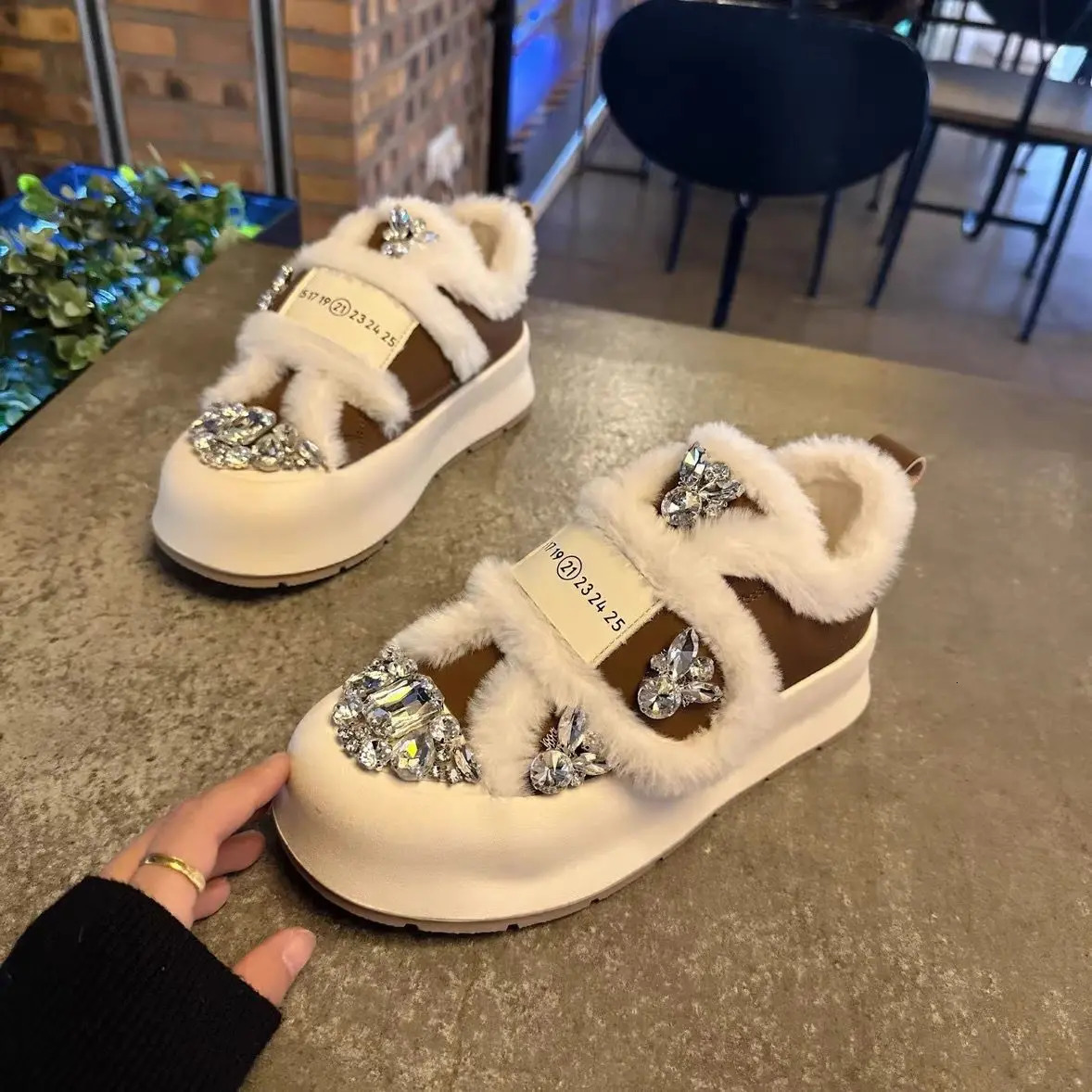 Top Quality Rhinestone Platform Shoes Women Mary Jane Cotton Flat Shoes Winter Fur Loafers Plush Shiny Crystal Shoes 251110