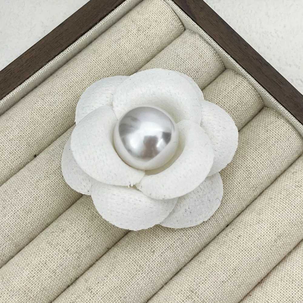 Luxury Korean Fabric Camellia Flower Brooches for Women Elegant Cloth Rhinestone Lapel Pin Handmade Design Fashion Jewelry Gifts Y251111