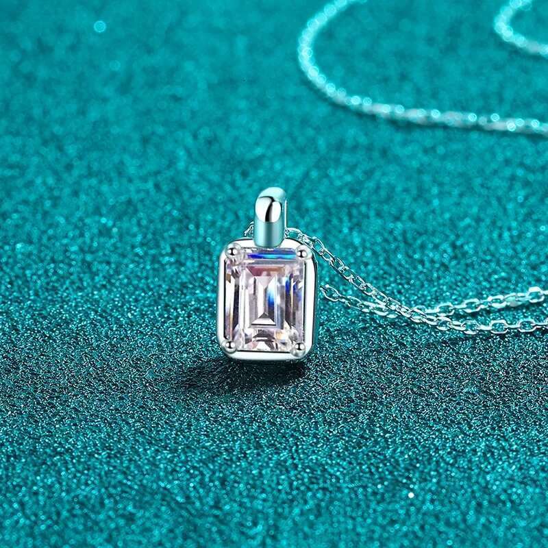 Halaile D Color Moissanite S Sterg Sier Sugar cube Pendant Necklace with GRA Neck chain Fine jewelry Women's Dainty Gift