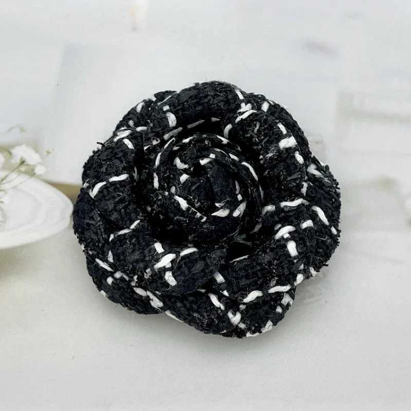 Luxury 55cm Retro Fabric Camellia Flower Brooch Temperament Fashion Corsage Sweater Scarf Buckle Badge Jewelry Gifts for Women Y251111