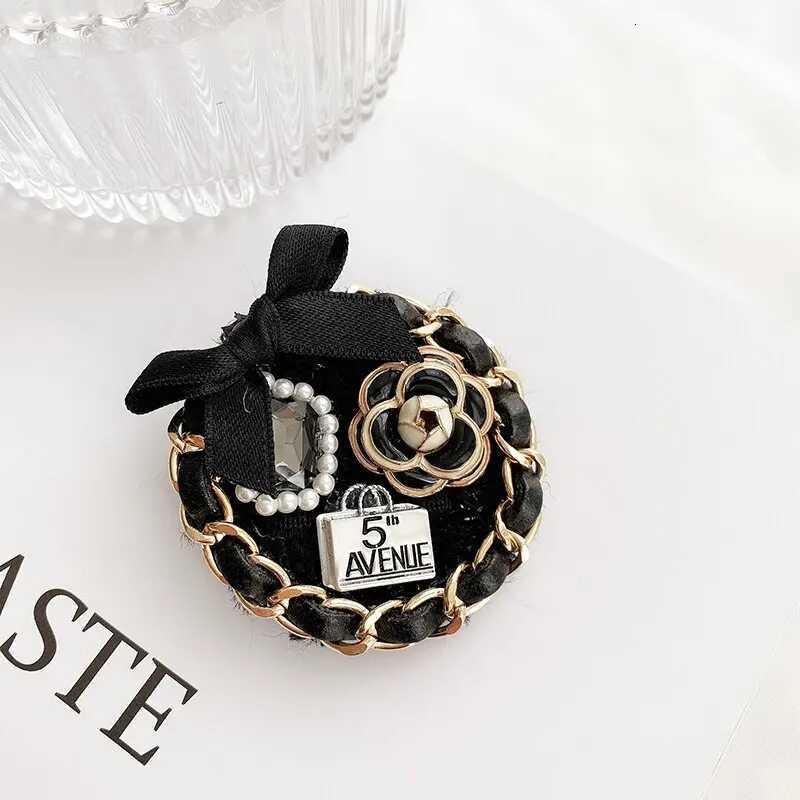 Luxury 22 Style Elegant Women Camellia 5 Number Badges Tassel Pearl Crystal Brooches Pins Classic Vintage Wedding Party Brooch Jewelry Y251111