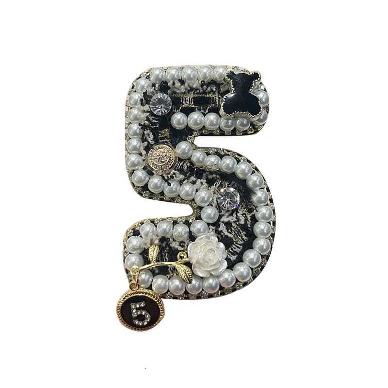 Luxury Korean Pearl Crystal Brooch Flower Rhinestone Corsage Clothing Sweater Lapel Pins Luxulry Jewelry Gifts for Women Accessories Y251111