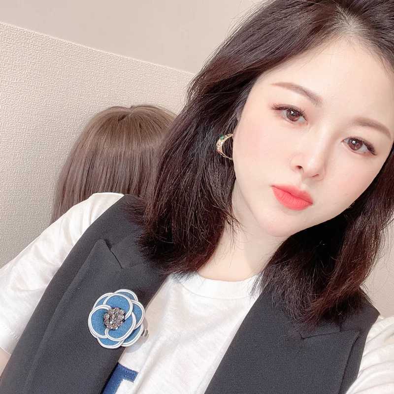 Luxury Elegant Denim Camellia Flower Pearl Crystal Brooch For Women Lady Suit Clothing Blue Floral Brooches Pins Badges Trendy Corsage Y251111