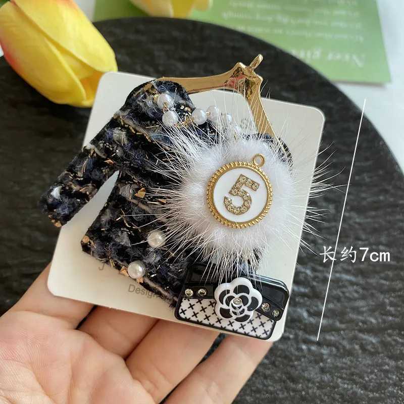 Luxury Elegant Women Girls Pearl Clothing Knitted 5 Number Brooches Pins Classic Fashion Lady Badges Lapel Pin Bag Suit Corsage Pin Y251111