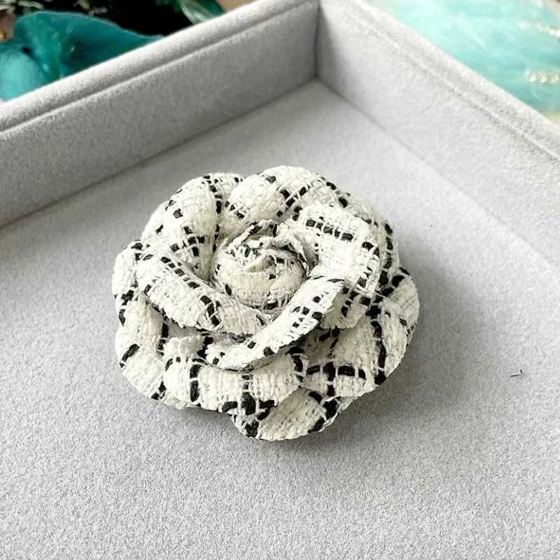 Luxury Retro Fabric Camellia Flower Brooch Pins for Women Fashion Cardigan Coat Corsage Lapel Pin Clothing Jewelry Accessories Girls Y251111