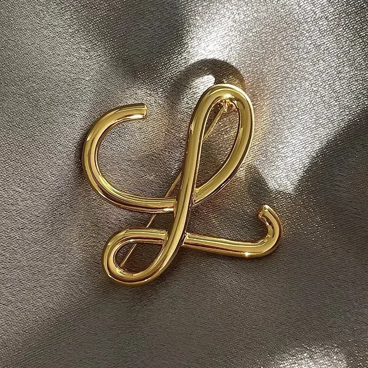 metal letter Brooch Pin sense small niche lapel flower set accessories elegant and fashionable China origin 250407