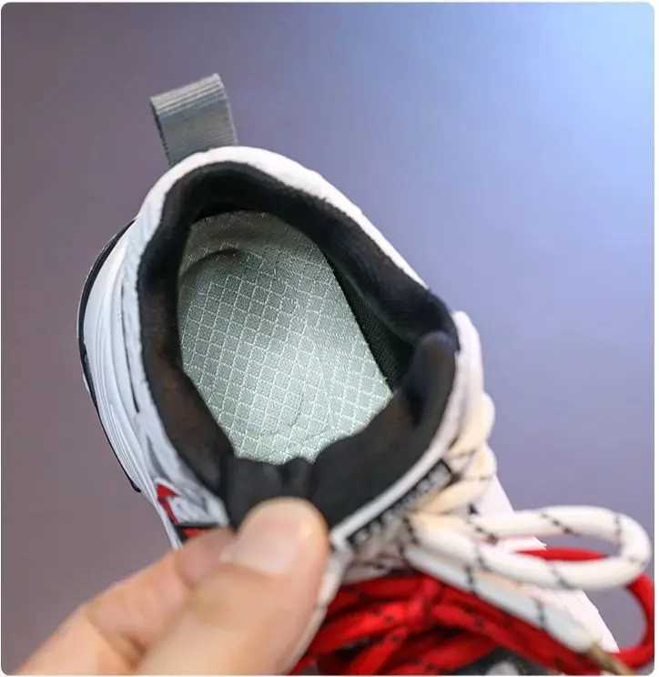Fashionable childrens basketball shoes boys and girls anti slip childrens sports shoes lightweight outdoor sports shoes coach football uniforms Z25041