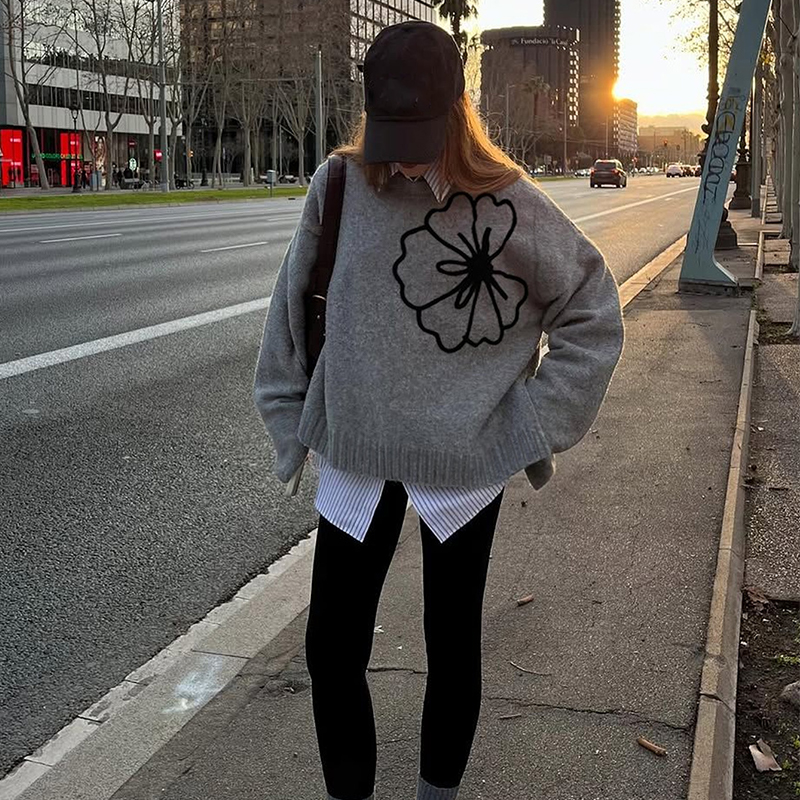 Women's color-block top, round-neck long-sleeved sweater, flower embroidery, slit at the bottom, casual street chic, popular in autumn and winter