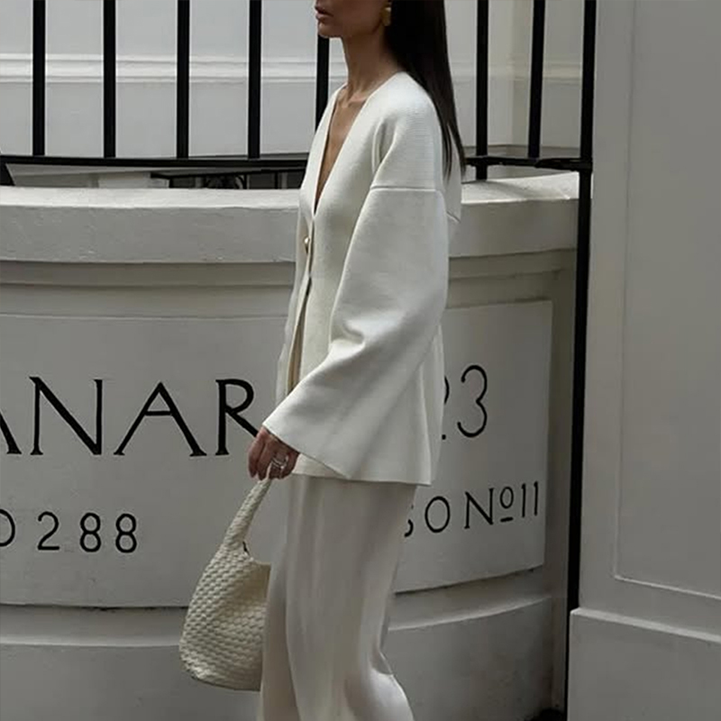 Women's solid color top, V-neck long-sleeved sweater, decorated with metal fake buttons, casual streetwear, suitable for autumn and winter fashio