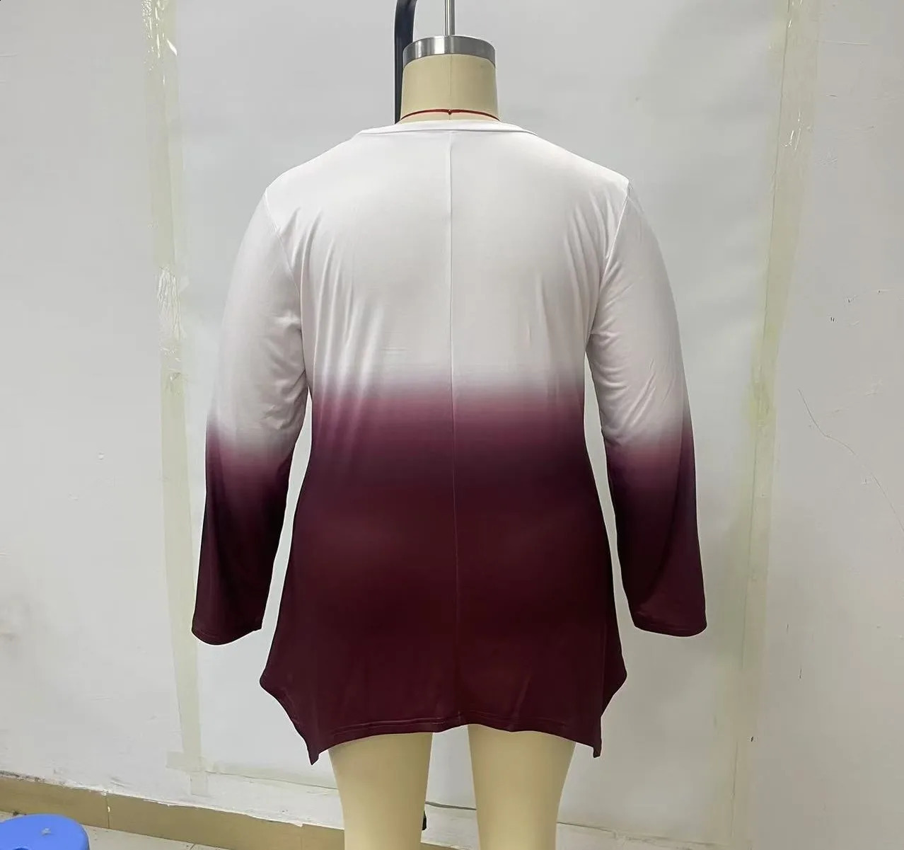 Size up gradient printed T-shirt suitable for womens casual round neck long sleeved top suitable for spring and autumn wear. 250410