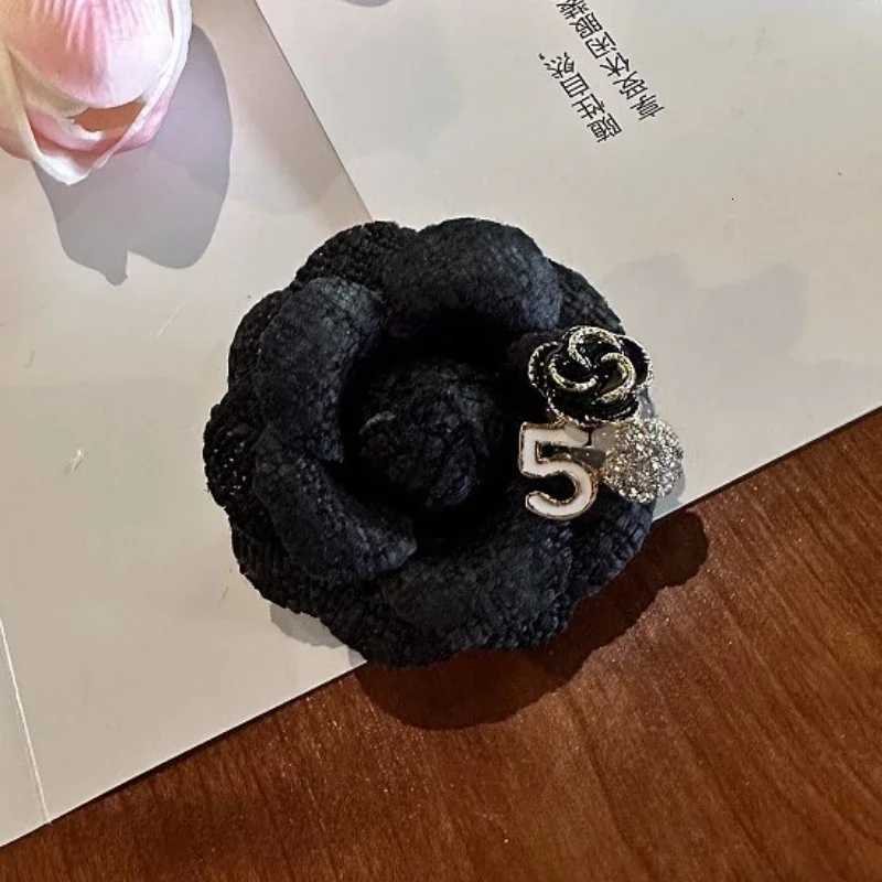 Luxury Elegant Fabric Camellia Flower Brooches for Women Fashion Crystal Corsage Lapel Pins Wedding Party Badge Clothing Accessories Y251111