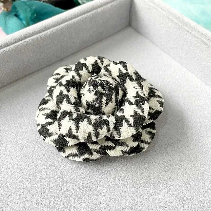 Luxury Retro Fabric Camellia Flower Brooch Pins for Women Fashion Cardigan Coat Corsage Lapel Pin Clothing Jewelry Accessories Girls Y251111