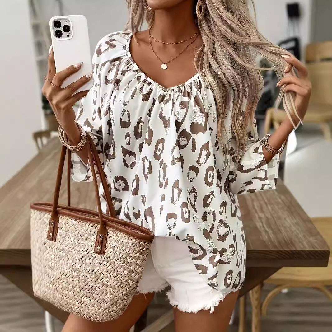 2025 Designer Spring/summer Tie Dye T-shirt For Women's Temperament Commuting Top, High-end Sexy Khaki Leopard Print V-neck Pleated Seven Quarter