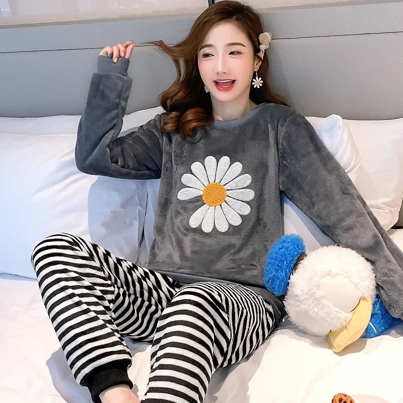 Thickened Warm Sleepwear for Winter Flannel O-Neck Girl Loungewear 2PCS Set Ladies Pajamas Long Sleeves Cartoon Bear Loungewear 251106