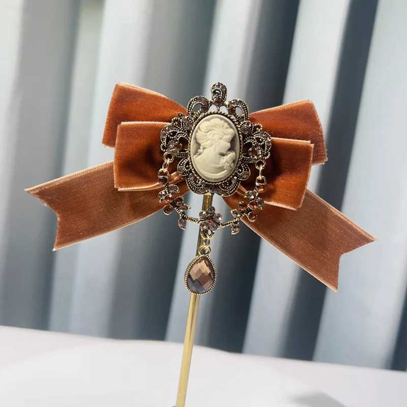 Luxury Velvet Fabric Bow Brooches for Women Shirt JK Bow Tie Crystal Beauty Head Badge Lapel Pins Vintage Jewelry Clothing Accessories Y251111