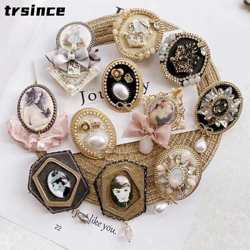 Luxury trsince Creative Classic Retro Brooches for Women Camellia Crystal Chain Tassels Brooches Pins Party Banquet Clothes Accessories Y251111