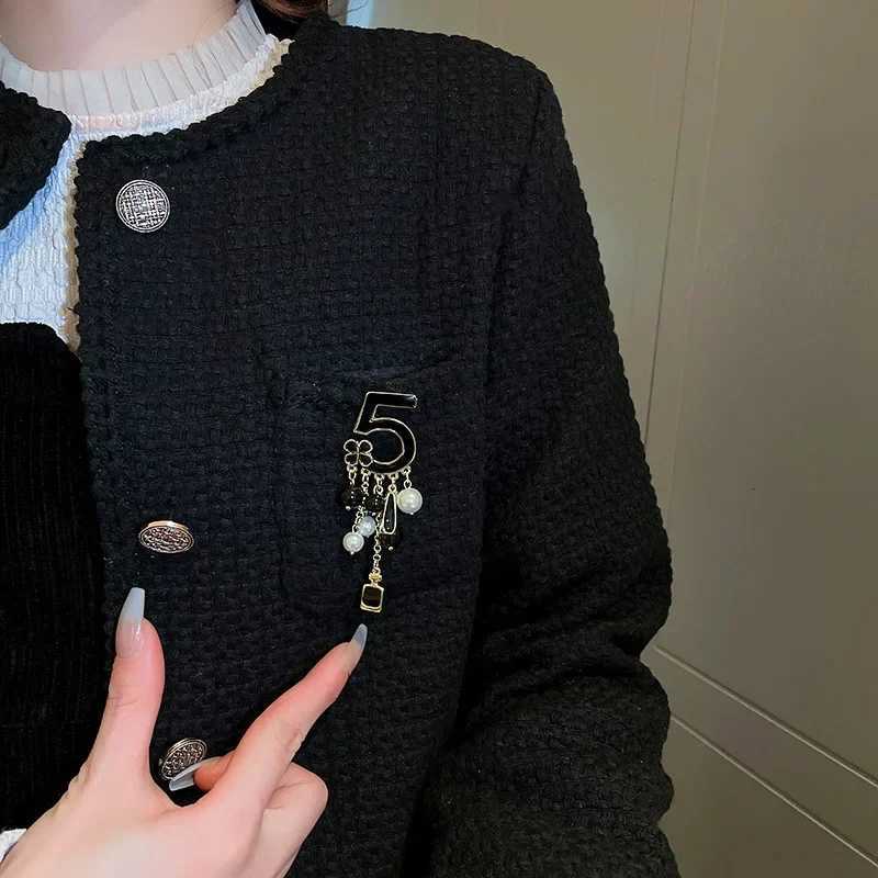 Luxury Black Tassel Chain Brooch for Women Pearl Pendant Coat Pins Hijab Y251111