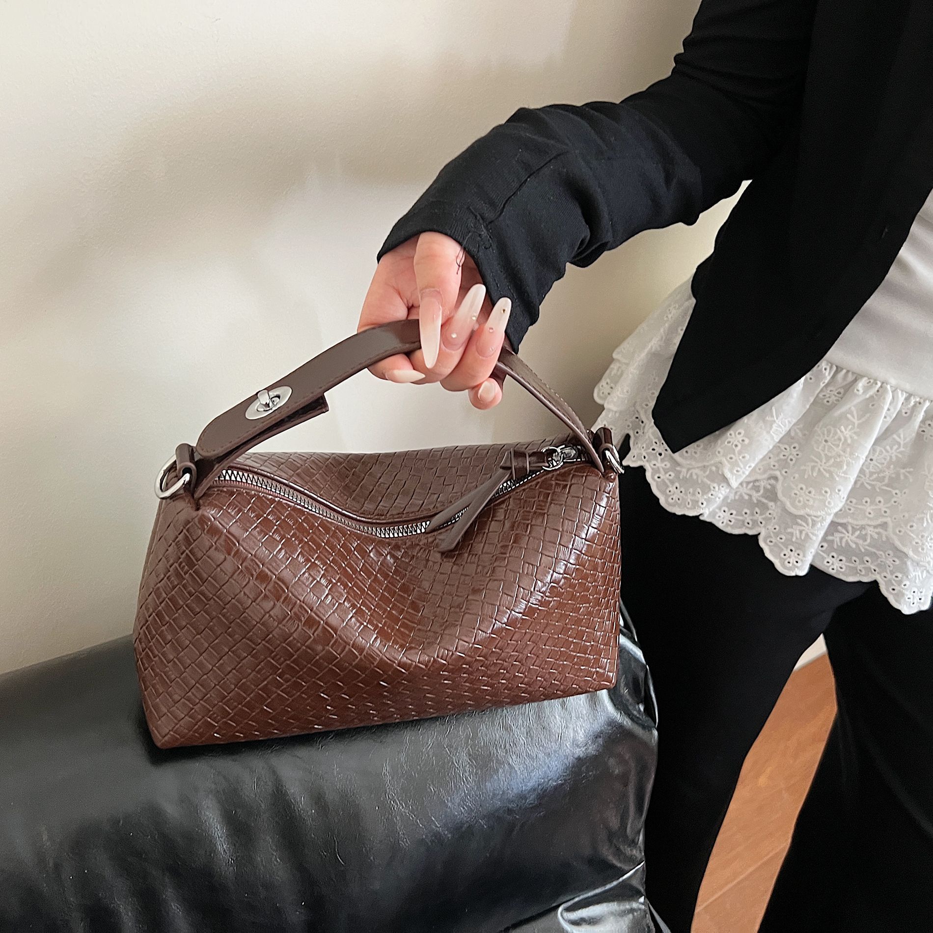 Luxury Brand Designer Bag French Niche Woven Handbag Casual Retro Underarm Bag Versatile Women's Bag Casual Stylish Crossbody Pillow Bag