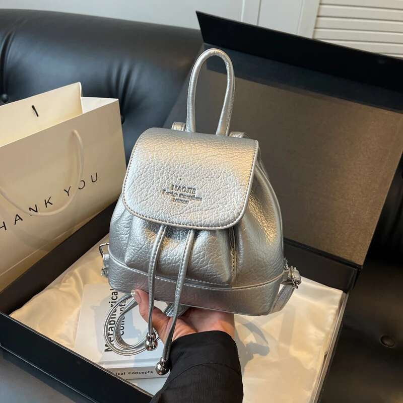 2025 New 1-Piece Solid Color Bucket Backpack Fashion Commuter Backpack Designer Women's Trendy Backpack3