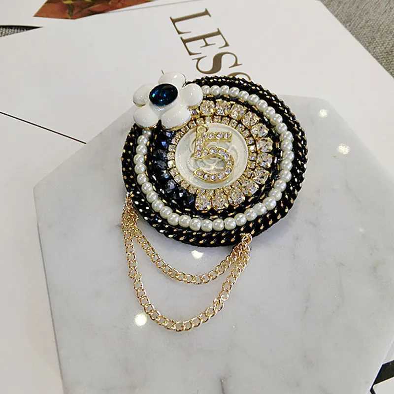 Luxury Luxury Rabbit Crown Fur Charm Simulated Pearl Brooch Pins Women Fringe Flower Ball Pearl Pendant Tassel Letter 5 Winter Brooches Y251111