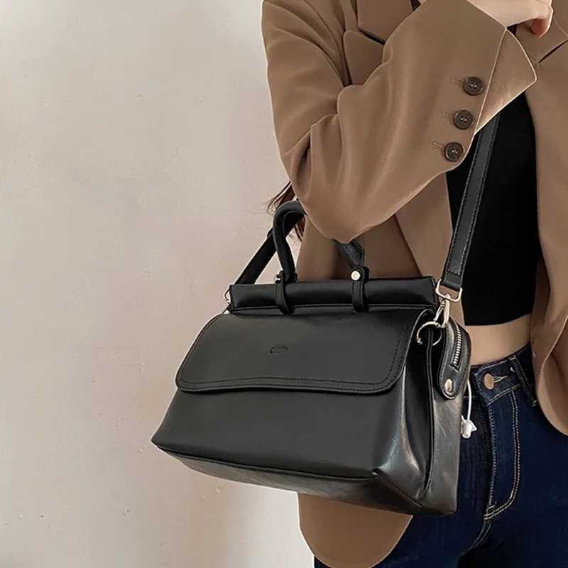 Summer Womens Messenger Bag Large Capacity Shoulder Bag Fashionable Design Handbag Vintage Postman Bag Commuting BagT251110
