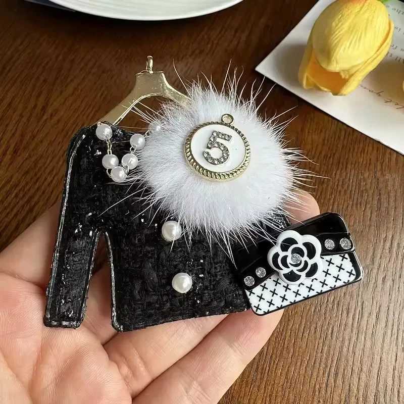 Luxury Creative Number 5 Black White Fabric Mink Hair Brooch Plush Clothes Bag Hat Pearl Corsage Brooches Coat Pendant for Women Gift Y251111