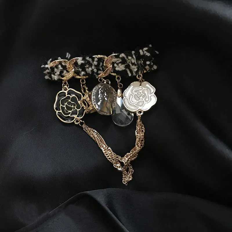 Luxury Vintage Handmade Small Fragrance Bow Crystal Brooch Pins for Women Pearl Fabric Tassel Chain Brooches Lapel Pin Girls Gifts Y251111